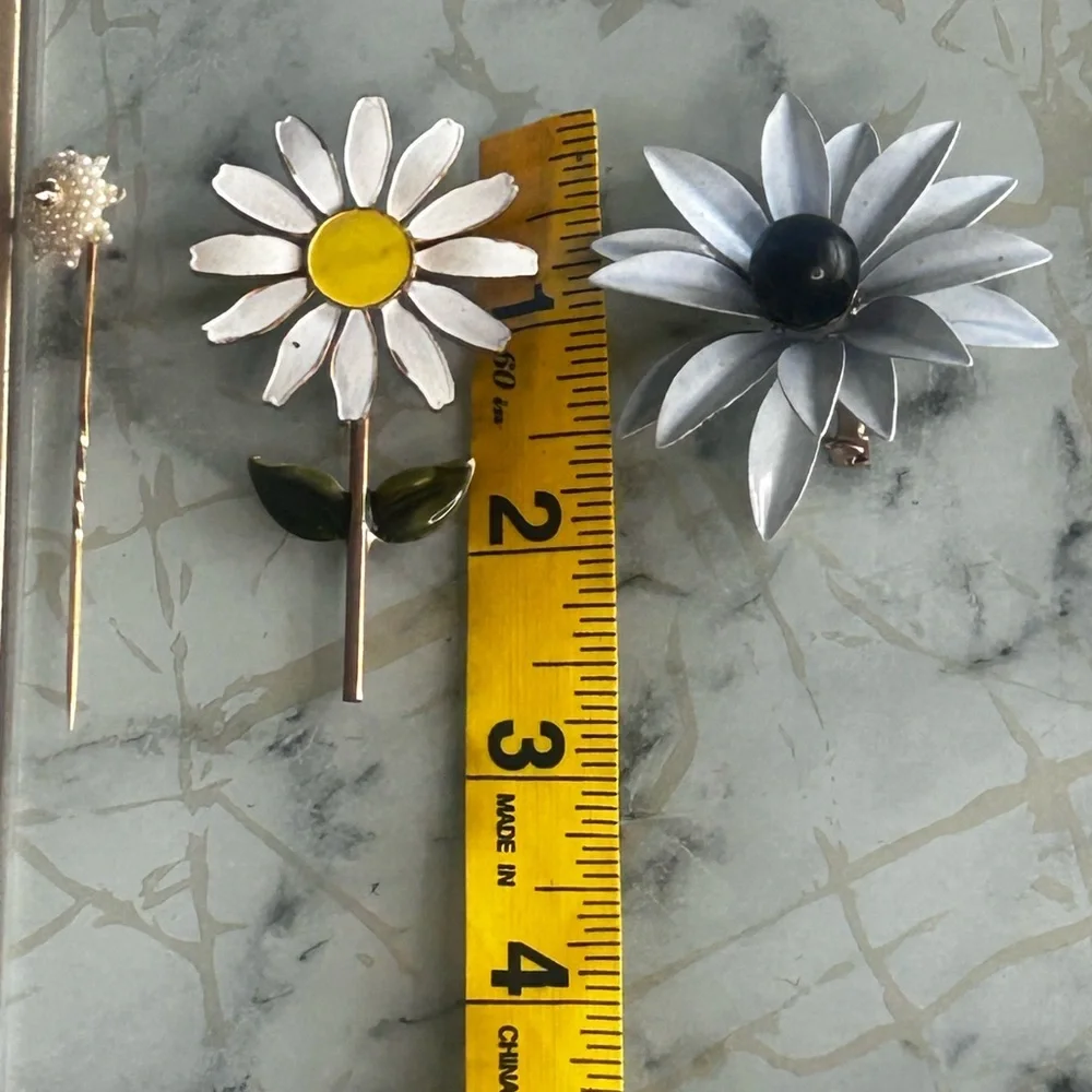 Set of Three Enamel Flower Broaches Pins Vintage Goldtone Daisy White Pearl